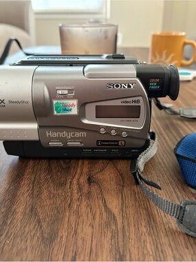 Sony Handycam CCD-TR818 Hi8 NightShot SteadyShot 20x/460x Camcorder Silver Used